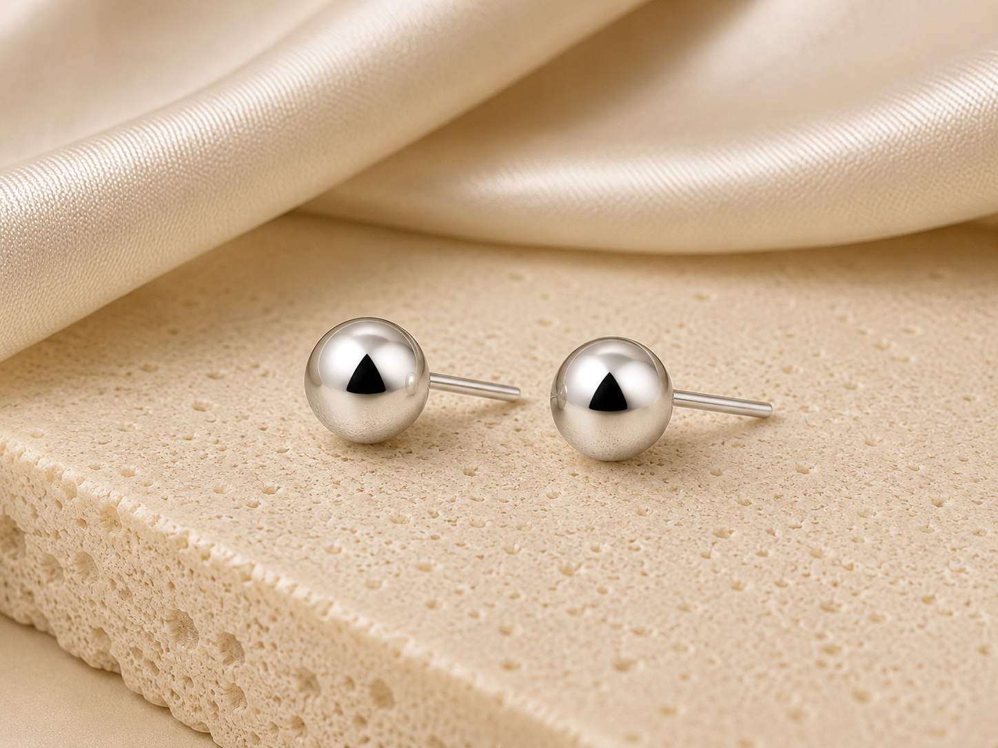 JURÉA Sphère Stud Earrings